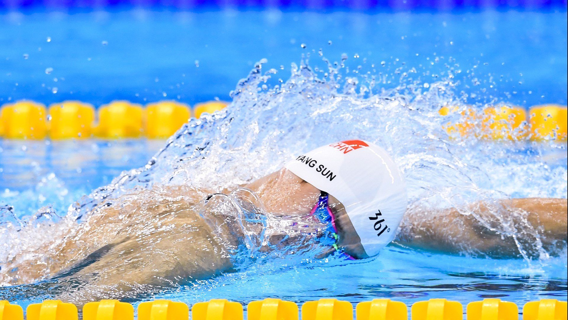 _新技术亮相：无人机全景直播高效呈现比赛_，无人机拍摄直播