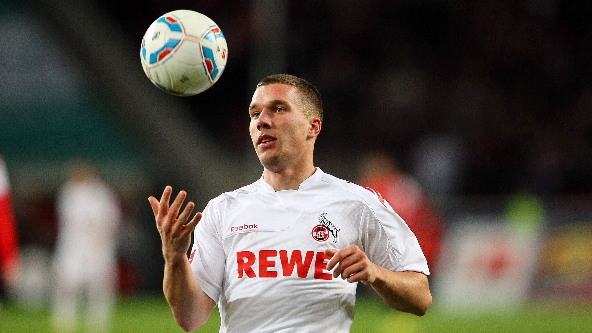 【热点战术】教练如何应对对手的特殊防守布置，教练员非常耐心不厌其烦地给队员们讲解战术安排